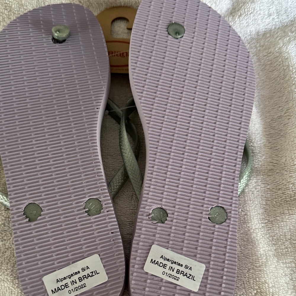Havaianas Lavender and Metallic Flip Flops NWT Alpagatae - Picture 2 of 2